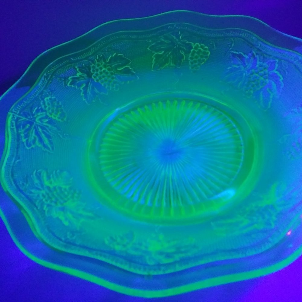 uranium green depression glass bowl grape motif glowy glass - Picture 5 of 12